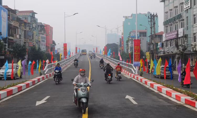 Tuy mới thông xe nhưng một số người điều khiển phương tiện đã vi phạm, ngang nhiên rẽ sang đường khi vừa xuống chân cầu