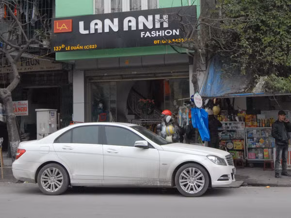 Mercedes đỗ trên phố Lê Duẩn