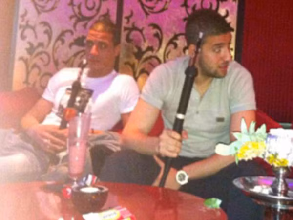 Marouane Chamakh bị bắt gặp đi hút shisha sau trận thua của Arsenal trước QPR