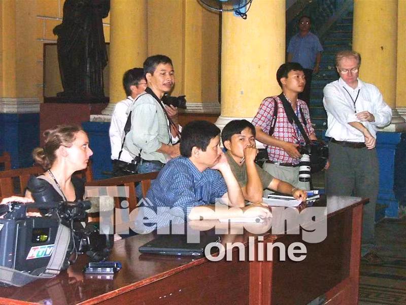 Báo chí trong và ngoài nước có mặt để theo dõi phiên tòa xét xử. Ảnh: Trân Nguyên.