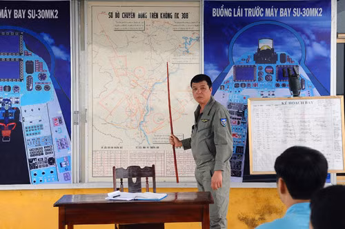rước buổi bay luyện tập, Đại tá Phạm Như Xuân - Trung đoàn trưởng 923 hướng dẫn và giao nhiệm vụ cho các tổ bay thực hiện nghiêm ngặt các thao tác, quy trình