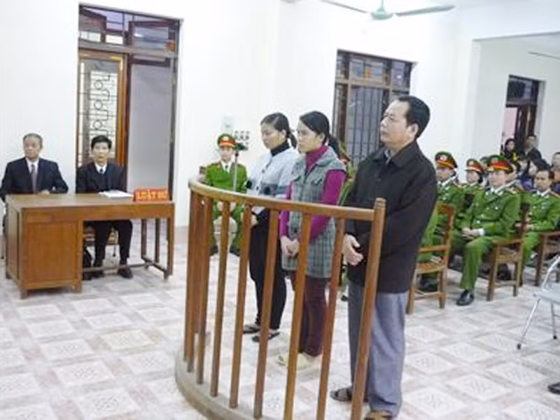 Hai nữ bị cáo đã khai ra bản danh sách “khách ruột”. Ảnh: PV. Hai nữ bị cáo đã khai ra bản danh sách “khách ruột”. Ảnh: PV