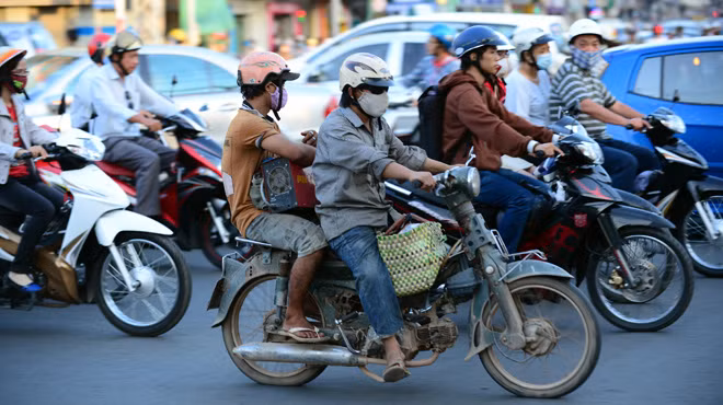 Những chiếc xe cũ như thế này có thể sẽ bị cấm lưu thông. Ảnh: T.THẮNG
