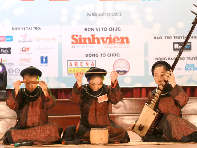 Không chỉ dự thi thể hiện tài hát ca trù, Thùy Chi và bạn diễn của mình cũng đã giới thiệu đôi nét về nghệ thuật truyền thống có tính bác học này