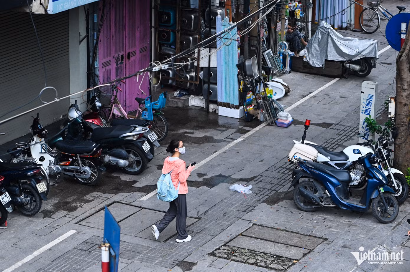 Tình trạng tương tự xuất hiện trên đường Giảng Võ. Trước cửa dãy nhà D2 Giảng Võ, hàng dài ô tô đỗ dưới lề đường. Hễ có một xe rời đi, ngay lập tức có xe khác vào thế chỗ.