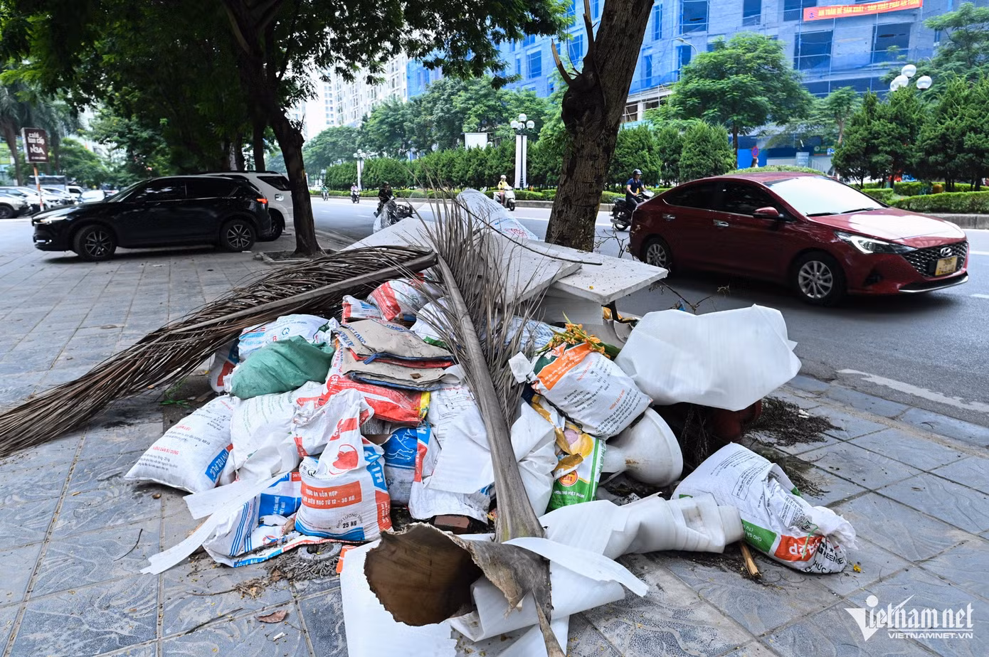 Vỉa hè ở khu vực này còn bị "tận dụng" để tập kết rác thải gây mất mỹ quan đô thị.