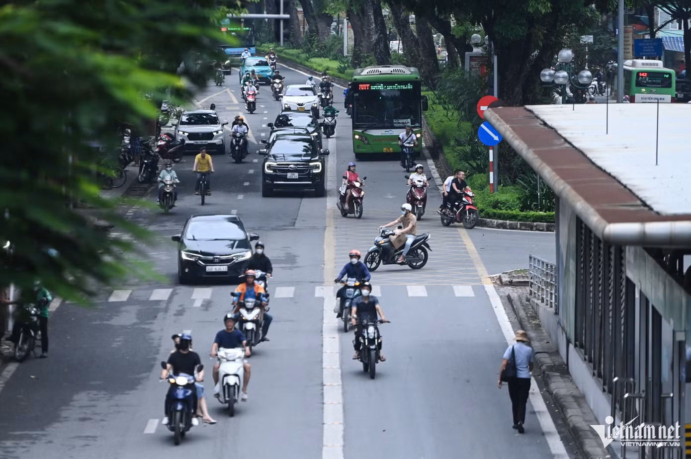Ngay cả khi đường thông thoáng, nhiều người vẫn đi xe máy vào làn đường BRT. Một hành khách sau khi xuống xe buýt liền đi thẳng xuống lòng đường.