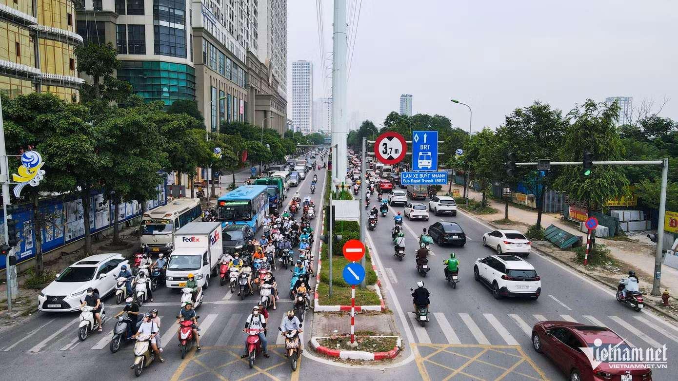 Vào khung giờ cao điểm buổi sáng và tan tầm buổi chiều, người đi đường đã quá quen cảnh tượng xe cộ dàn hàng ngang, chiếm hết làn của xe buýt nhanh BRT.