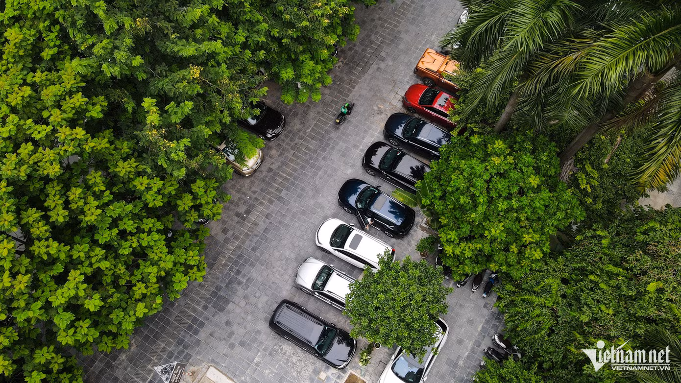 Ô tô xếp hàng dài trên vỉa hè như một bãi đỗ xe công cộng mặc dù cạnh đó có biển cấm đỗ. Vỉa hè rộng còn là ''lối thoát" cho các tài xế xe máy mỗi khi lòng đường ùn tắc.