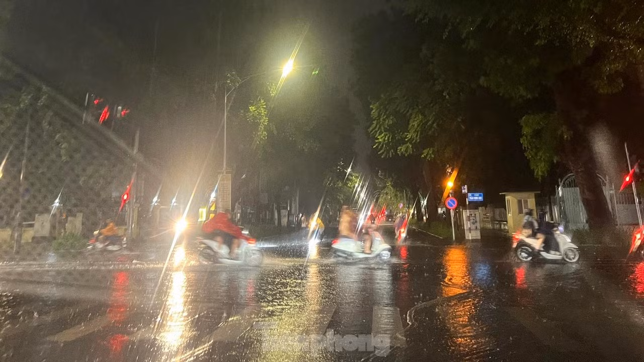 Phố Quang Trung (quận Hoàn Kiếm, Hà Nội) vào thời điểm khoảng 23 giờ đêm nay.