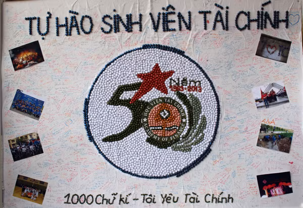 Sinh viên Tài chính thể hiện tình yêu trường bằng chữ kí