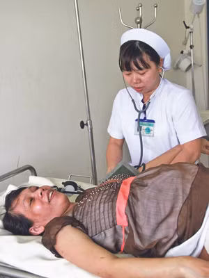 Nữ hộ sinh Thương chăm sóc sản phụ