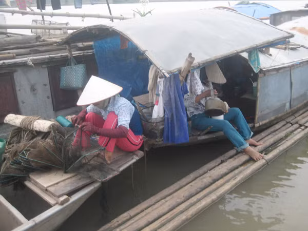 Giờ nghỉ trưa, phụ nữ xóm chài tranh thủ đan lưới. Giờ nghỉ trưa, phụ nữ xóm chài tranh thủ đan lưới
