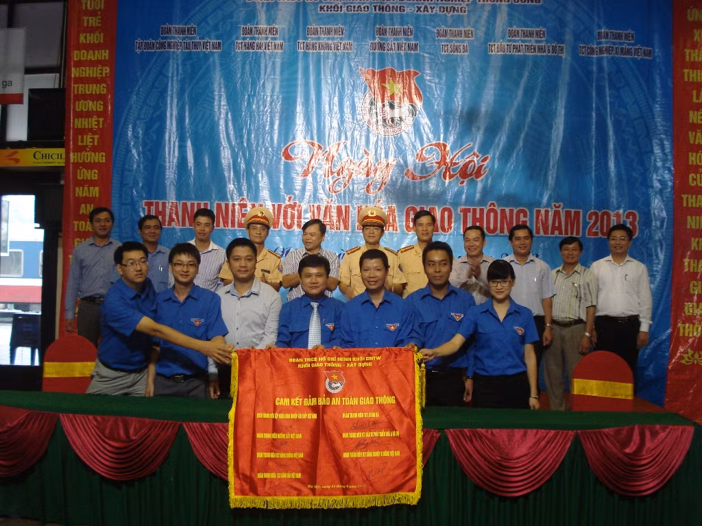 Đại diện Đoàn thanh niên 7 đơn vị trong khối giao thông- xây dựng kí cam kết thi đua đảm bảo an toàn giao thông