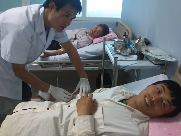 Bác sĩ Nguyễn Văn Mạnh lấy xét nghiệm máu cho bệnh nhân