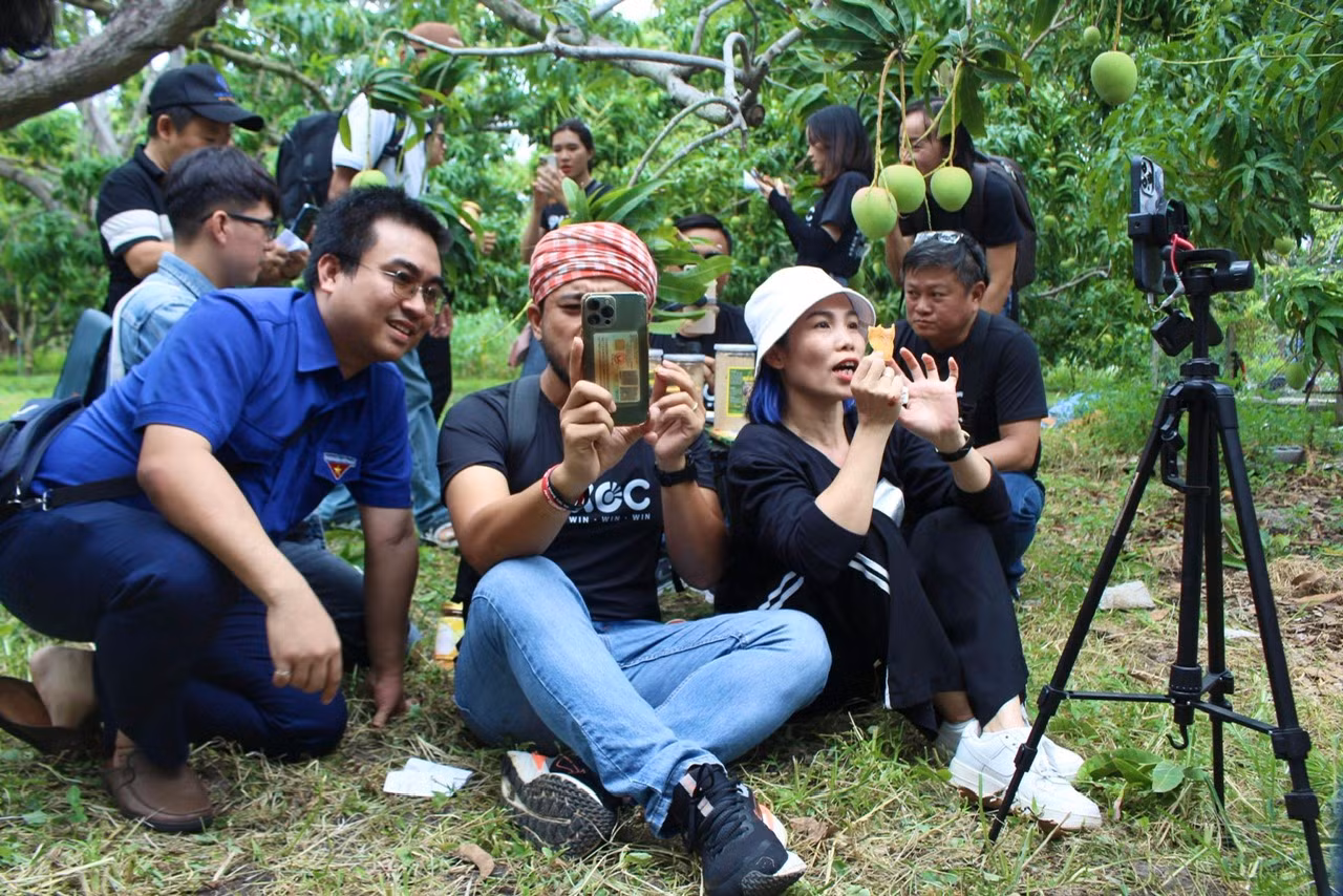 Các bạn trẻ được hướng dẫn 1 kèm 1 khi thực hành bán hàng qua livestream.