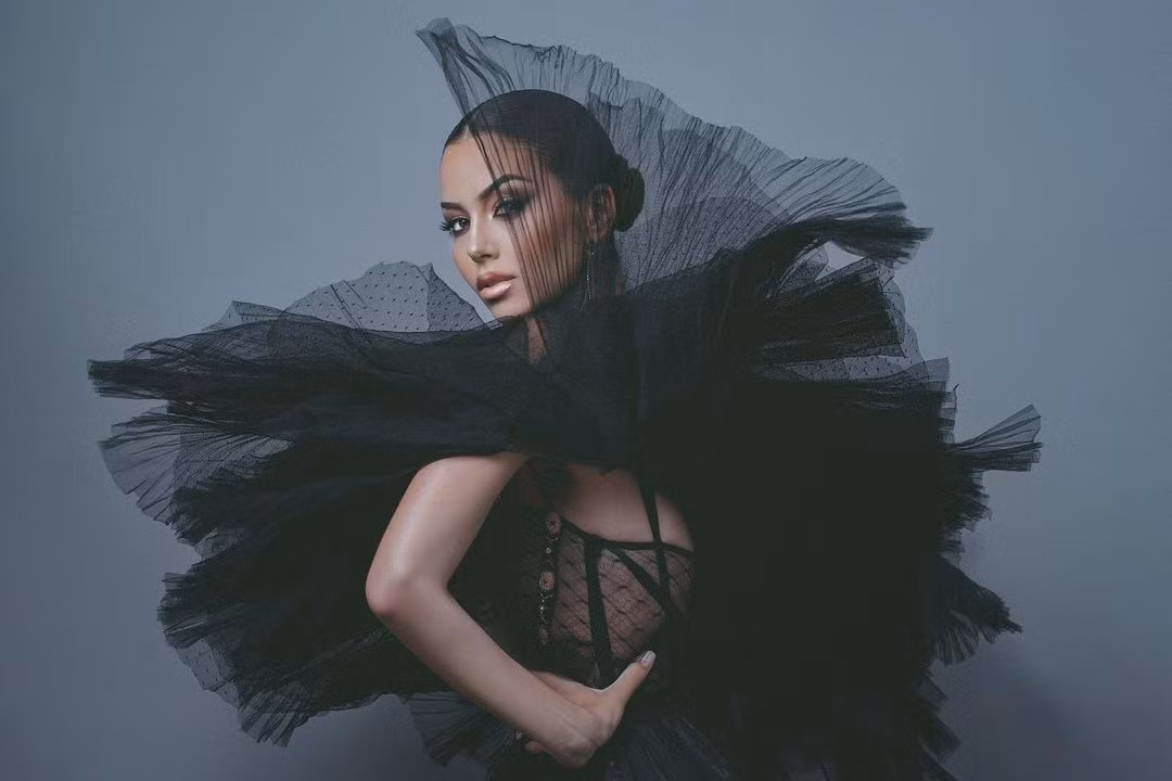 Người đẹp đang là tiếp viên hàng không. Corina cũng có bằng về du lịch, y tế. Người đẹp thực hiện dự án cộng đồng với tư cách là tình nguyện viên trong các địa điểm cung ứng thực phẩm.