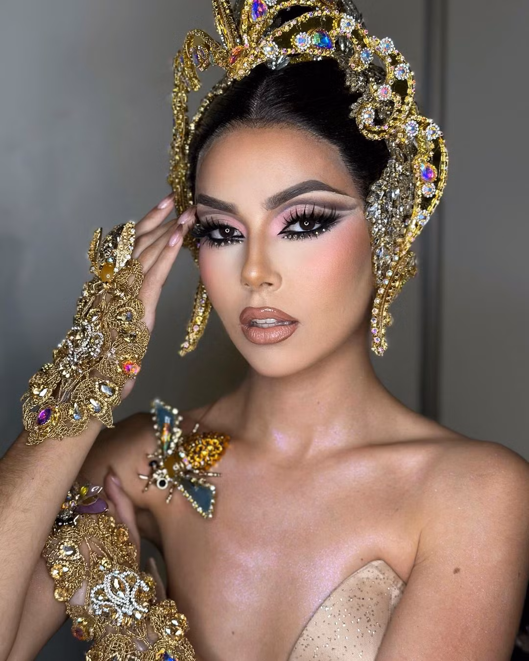 Corina Mrazek năm nay 22 tuổi, là người Tây Ban Nha gốc Áo. Cô có chiều cao ấn tượng 1,76 m và vẻ đẹp sắc sảo.