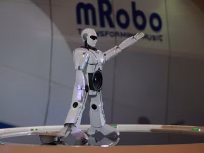 Robot của TOSY tại triển lãm công nghệ ở Nhật Bản