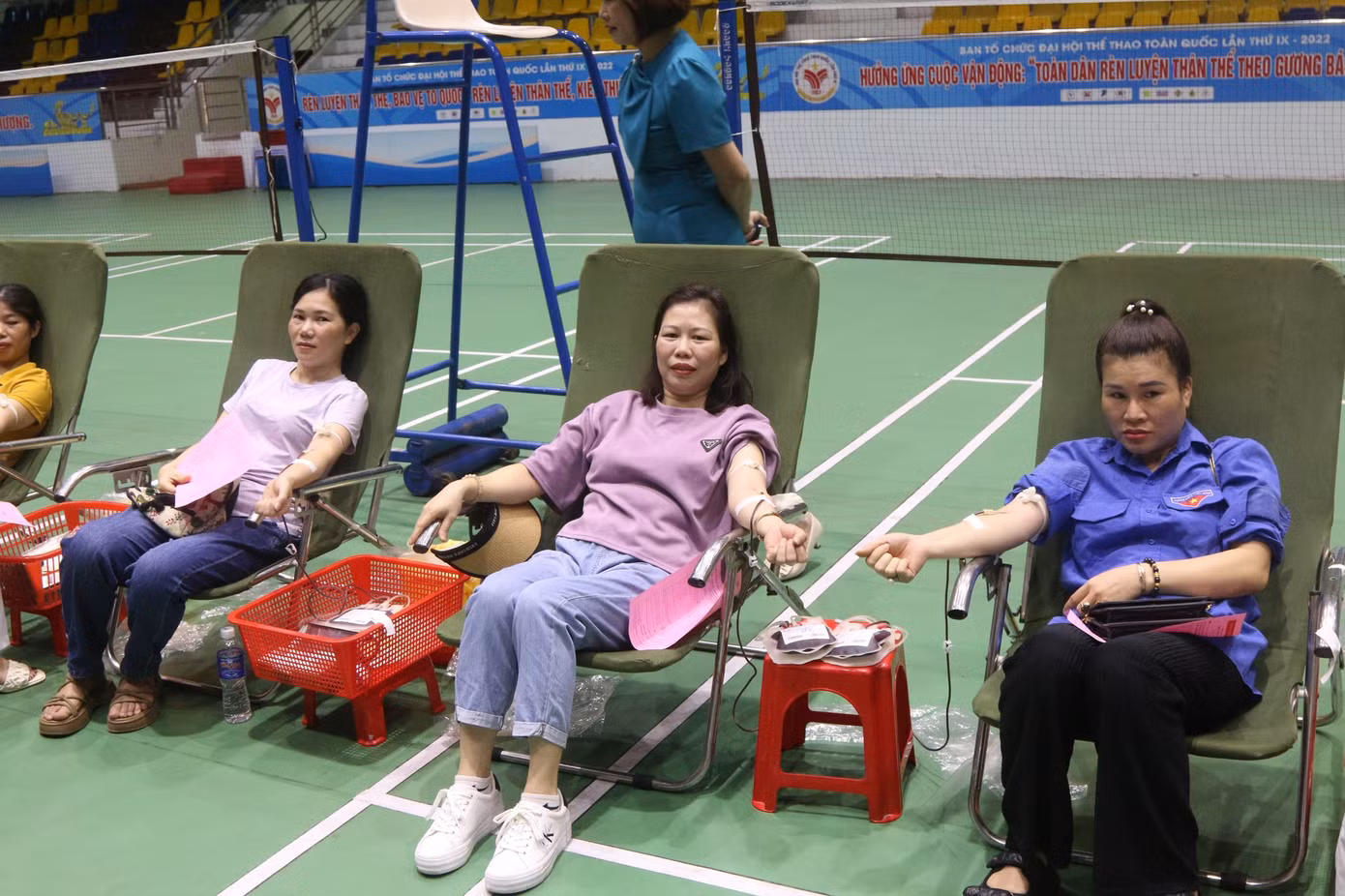 Hàng trăm đơn vị máu được tiếp nhận qua chương trình hiến máu tình nguyện. Hàng trăm đơn vị máu được tiếp nhận qua chương trình hiến máu tình nguyện.