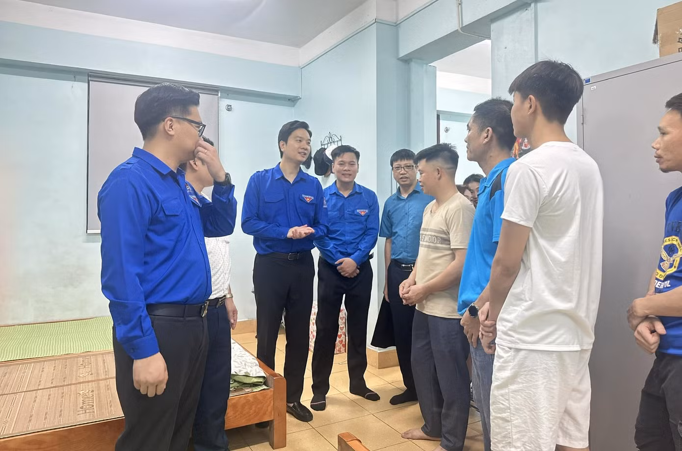 Đại diện tỉnh đoàn thăm hỏi động viên đời sống công nhân Công ty than Hà Lầm. Đại diện tỉnh đoàn thăm hỏi động viên đời sống công nhân Công ty than Hà Lầm.