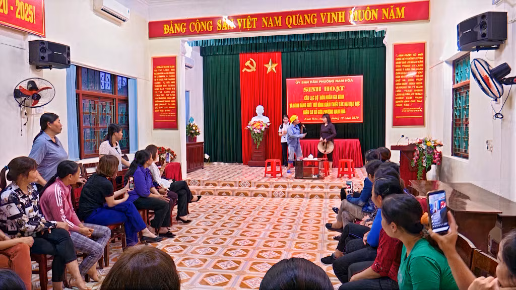 Một buổi sinh hoạt của CLB Phòng chống bạo lực gia đình tại phường Nam Hòa, TX Quảng Yên, Quảng Ninh.
