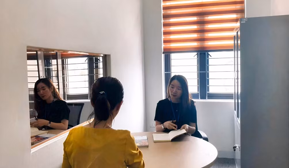 Nhân viên Ngôi nhà Ánh Dương tư vấn cho một phụ nữ bị bạo lực gia đình.