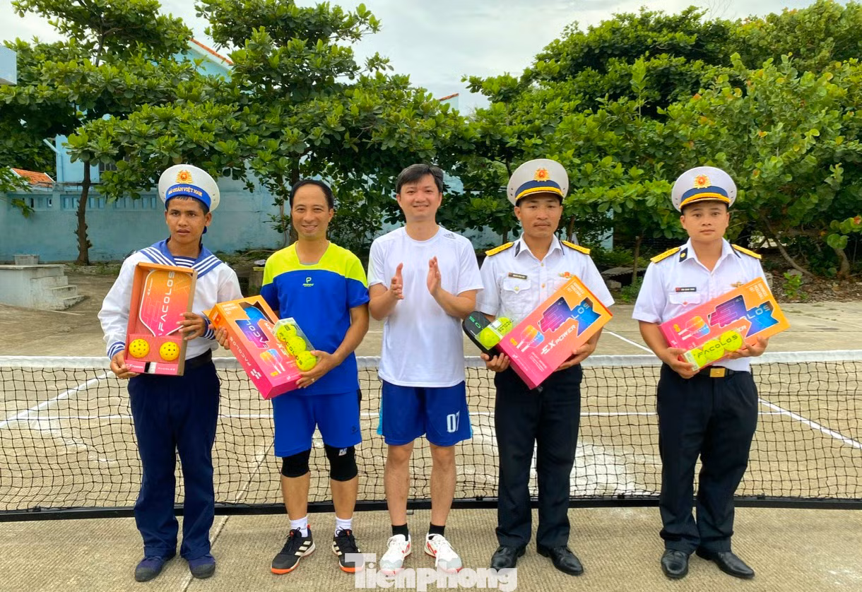 Môn thể thao đang "hot" ở đất liền được mang ra cho các chiến sĩ và nhân dân trên đảo. Môn thể thao đang "hot" ở đất liền được mang ra cho các chiến sĩ và nhân dân trên đảo.