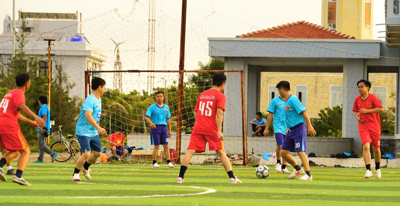 Trên đảo có đủ sân bóng đá, bóng chuyền và các khu vực hoạt động thể thao cho người dân và chiến sĩ đang làm nhiệm vụ canh giữ biển đảo.