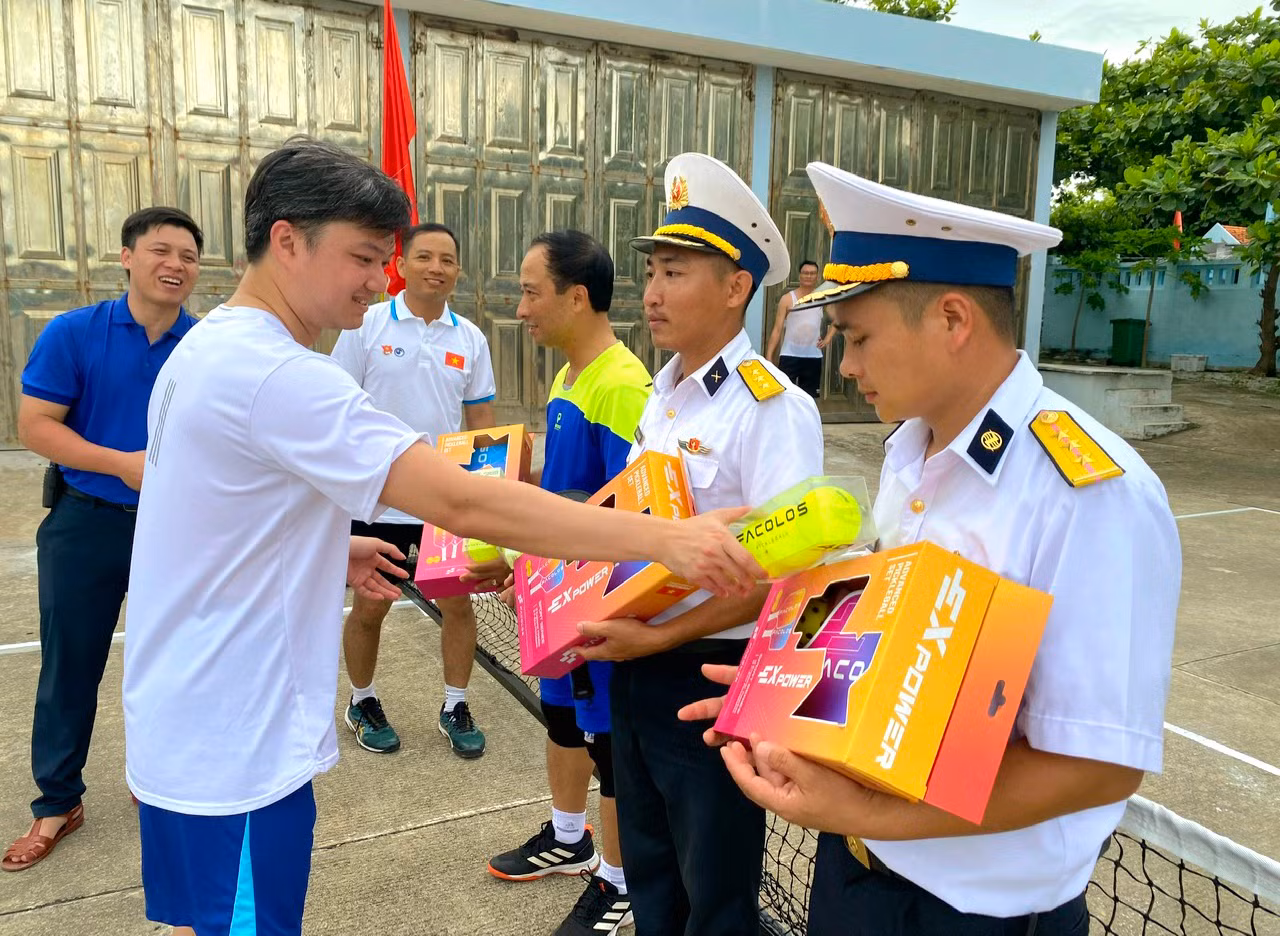 Đặc biệt, trong chuyến hành trình, Trung ương Đoàn TNCS Hồ Chí Minh đã mang vợt, bóng, các vật liệu để xây dựng 1 sân Pickleball cho quân và dân đảo Trường Sa Lớn.
