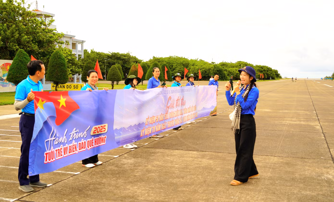 Các cổ động viên cũng háo hức với giải chạy đặc biệt này.