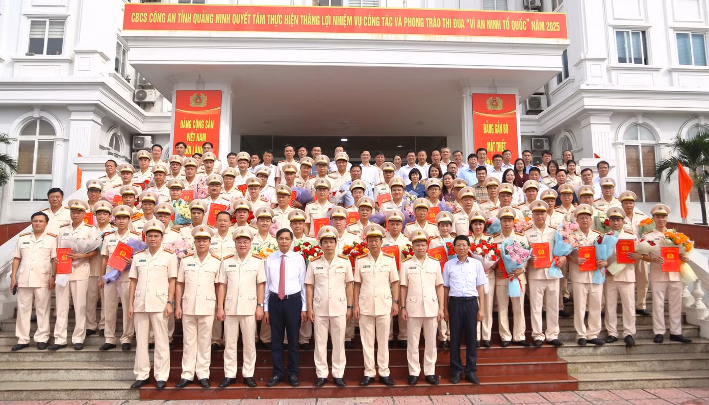 Đội ngũ cán bộ, chiến sĩ Công an cấp xã sau khi sắp xếp bố trí đến đơn vị mới sẽ tiếp tục phát huy năng lực sở trường, tinh thần trách nhiệm trong công tác. Đội ngũ cán bộ, chiến sĩ Công an cấp xã sau khi sắp xếp bố trí đến đơn vị mới sẽ tiếp tục phát huy năng lực sở trường, tinh thần trách nhiệm trong công tác.