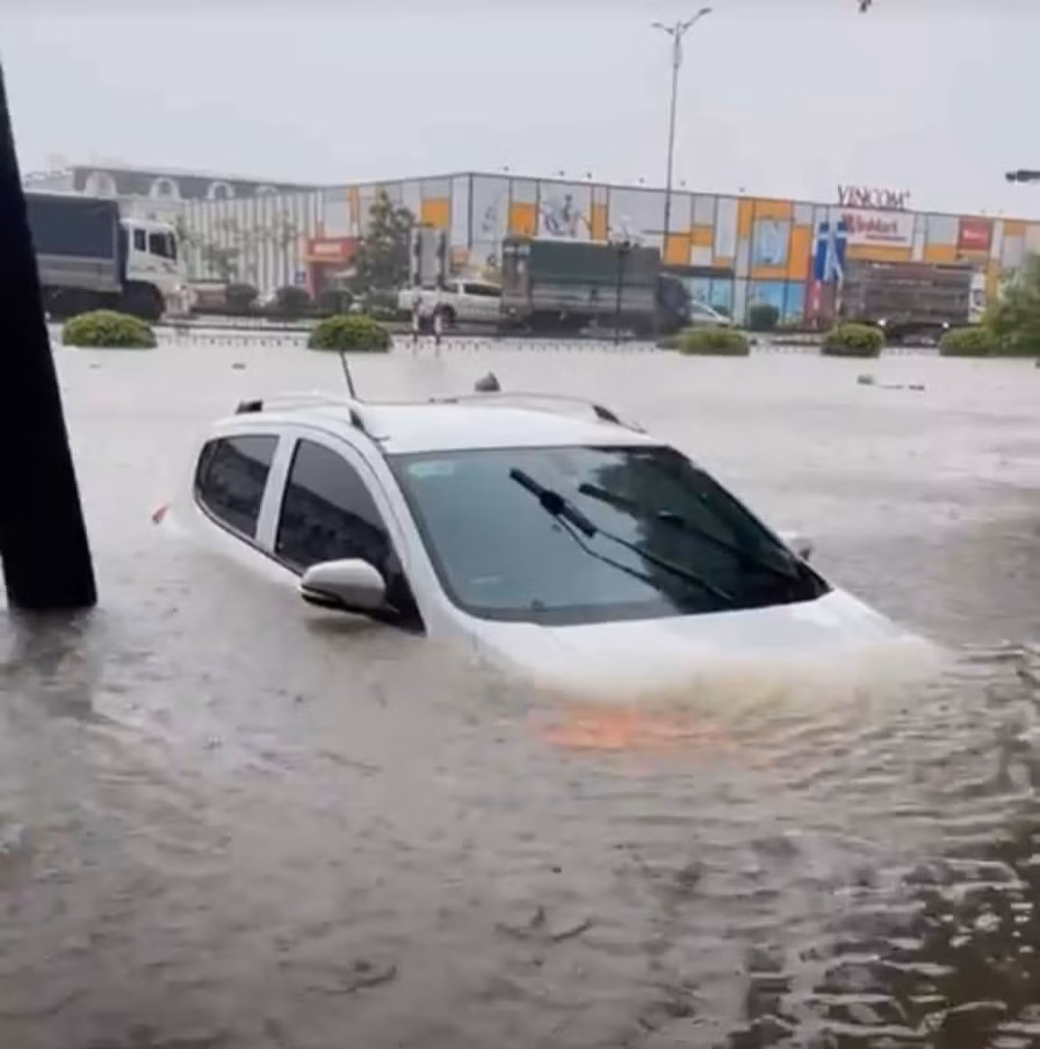 Đặc biệt, nhiều nơi ngập sâu, ô tô nổi 'lềnh phềnh' trên phố.