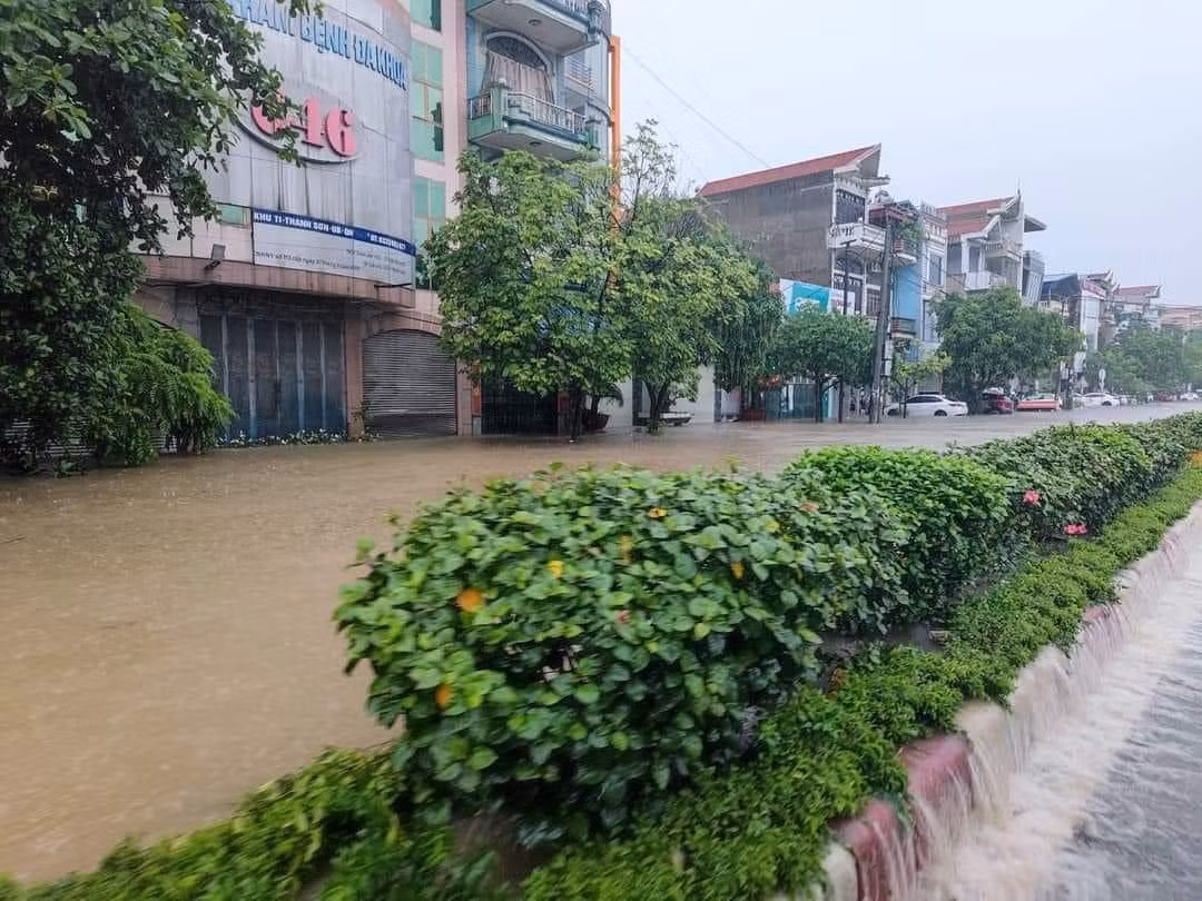 Quốc lộ 18 cũng bị ngập sâu khiến việc lưu thông của các phương tiện bị ách tắc cục bộ.