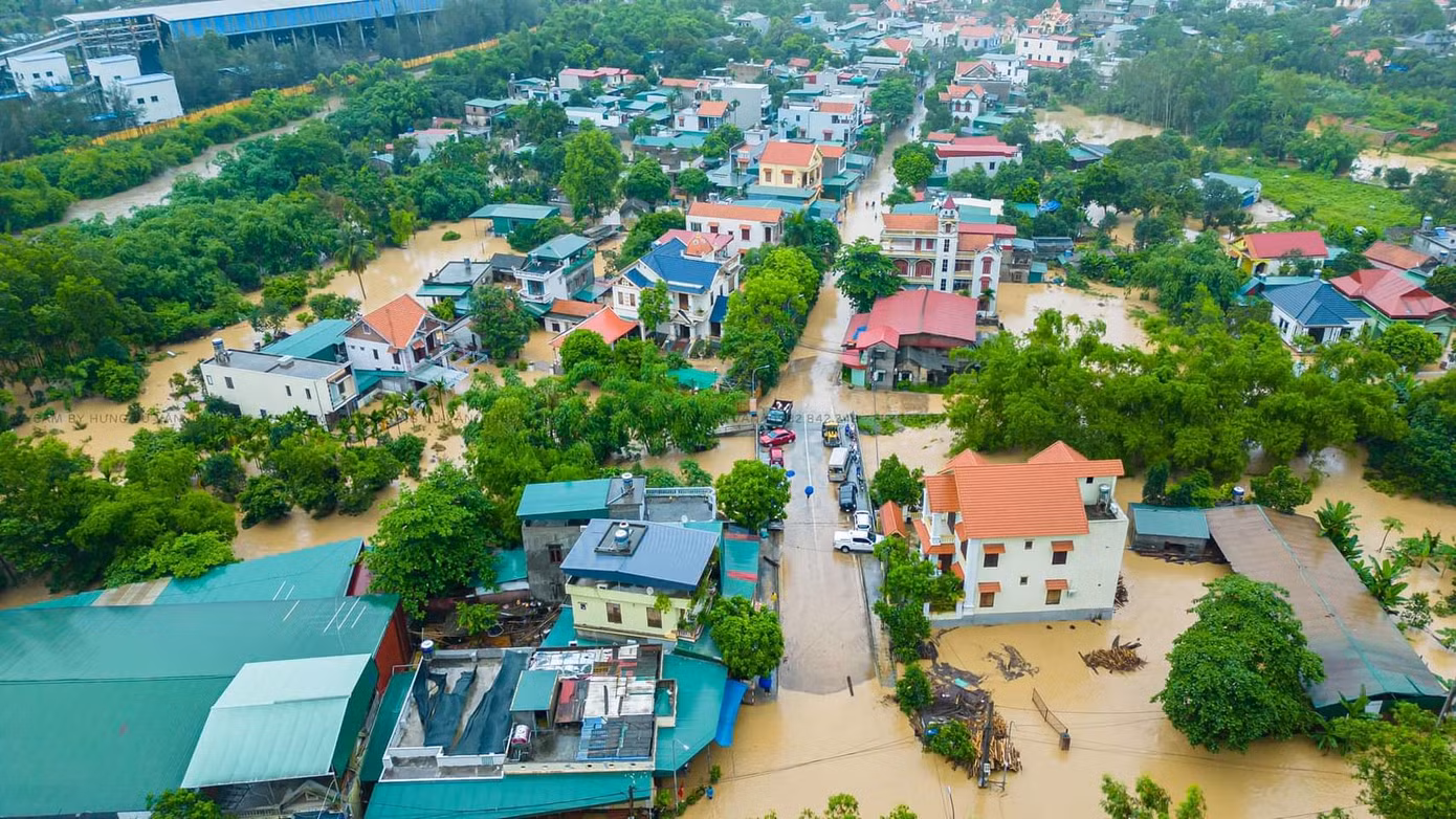 Từ đêm 8/6, TP Uông Bí phải hứng chịu trận mưa kéo dài khiến một số phường xã ngập lụt.