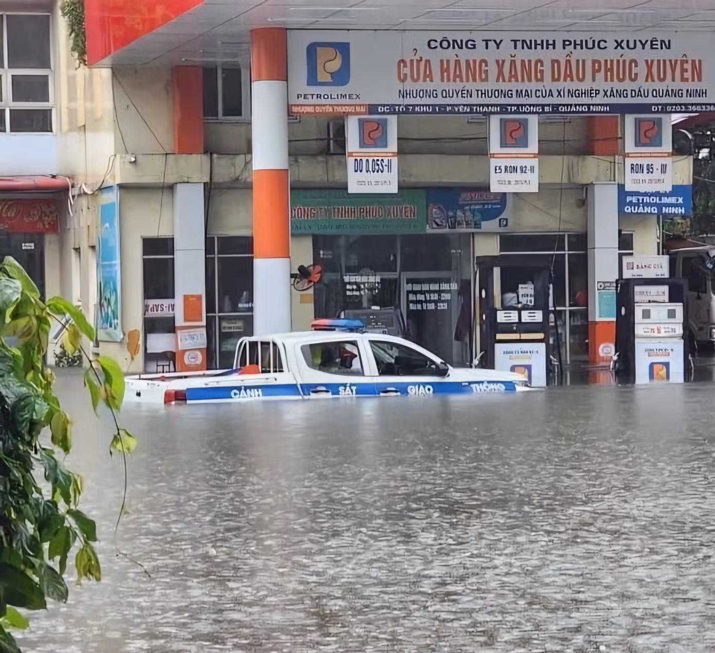 Theo cơ quan khí tượng thủy văn, lượng mưa 'trút' xuống Quảng Ninh chỉ trong 24 giờ đã hơn 300mm.