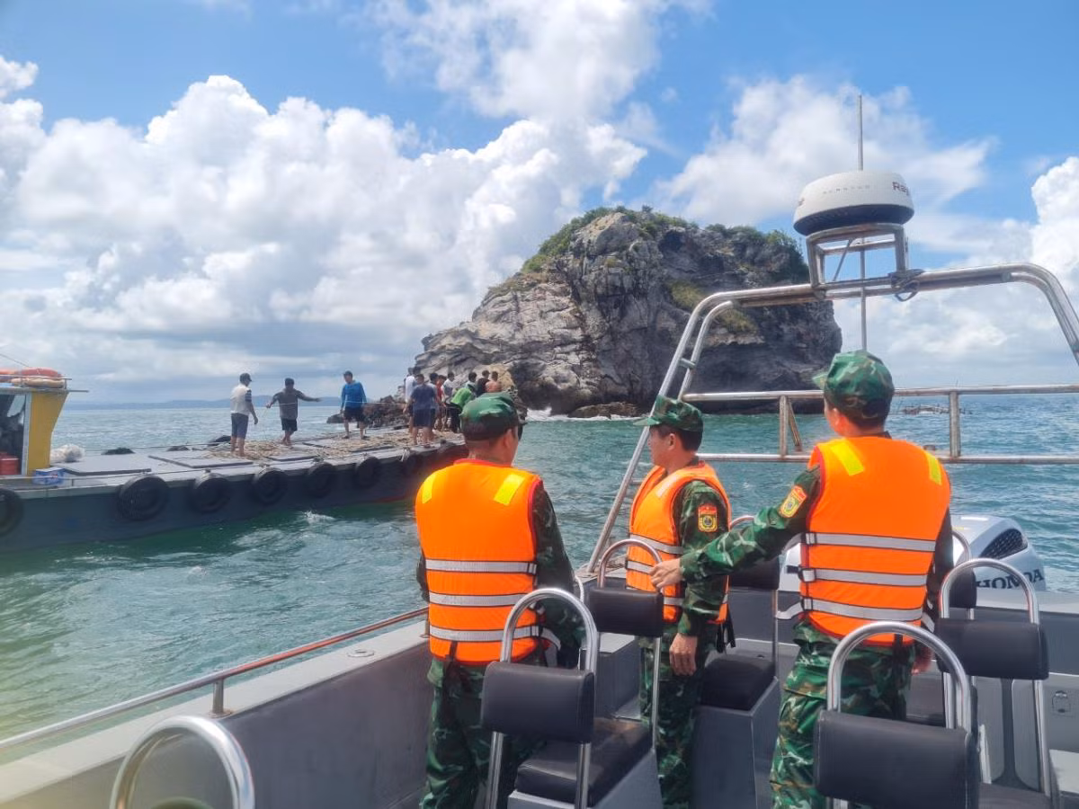 Cán bộ, chiến sĩ Đồn Biên phòng Thanh Lân tiếp cận hiện trường và tổ chức cứu hộ cứu nạn.