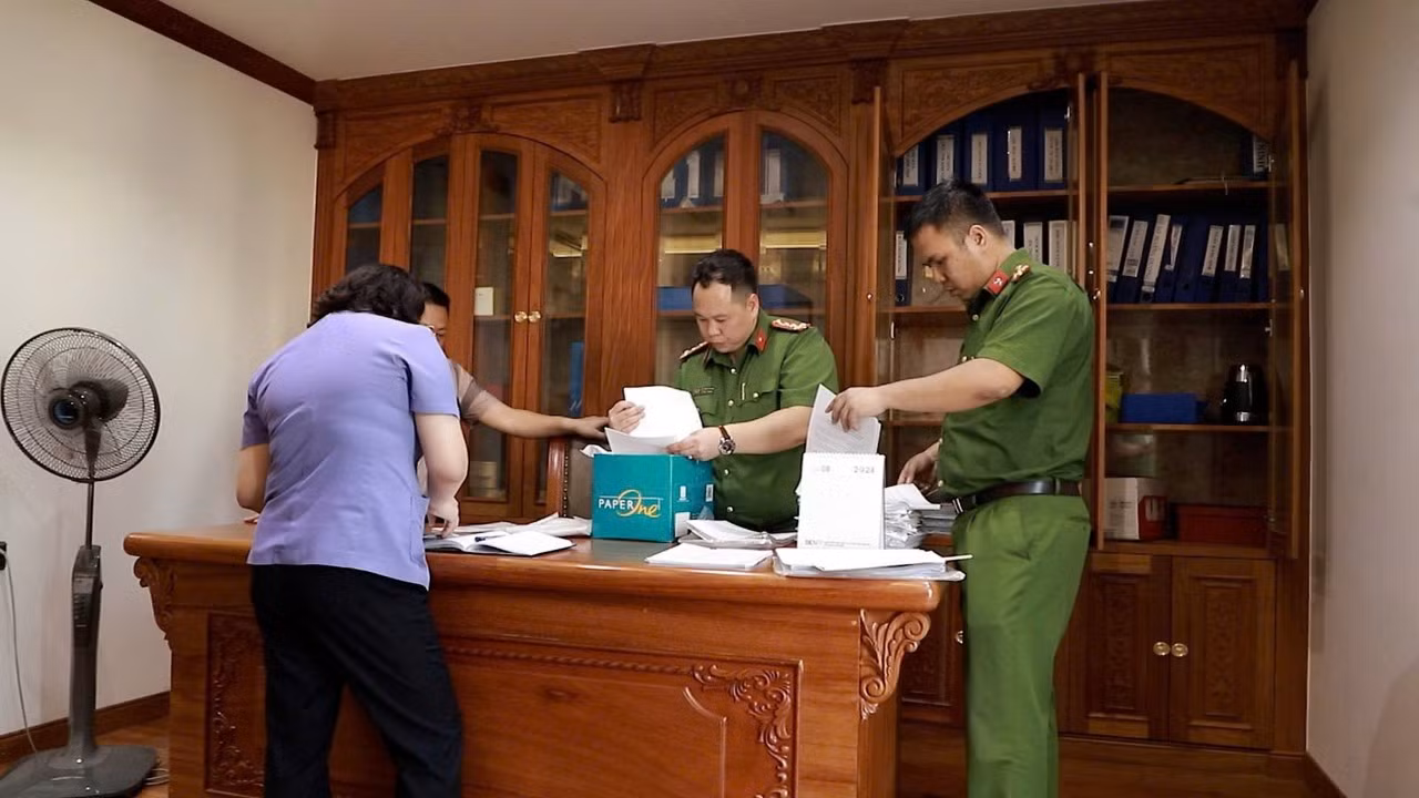 Cơ quan chức năng tỉnh Quảng Ninh thi hành các Lệnh khám xét nơi ở, nơi làm việc đối với Hoàng Văn Thoan. Cơ quan chức năng tỉnh Quảng Ninh thi hành các Lệnh khám xét nơi ở, nơi làm việc đối với Hoàng Văn Thoan.