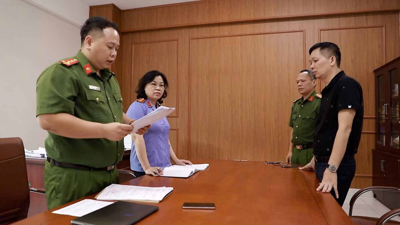 Cơ quan công an Quảng Ninh khởi tố, ra lệnh tạm giữ 36 bị can liên quan đến đường dây mua bán hóa đơn, trốn thuế xảy ra tại Công ty CP dầu khí Quảng Ninh. Cơ quan công an Quảng Ninh khởi tố, ra lệnh tạm giữ 36 bị can liên quan đến đường dây mua bán hóa đơn, trốn thuế xảy ra tại Công ty CP dầu khí Quảng Ninh.