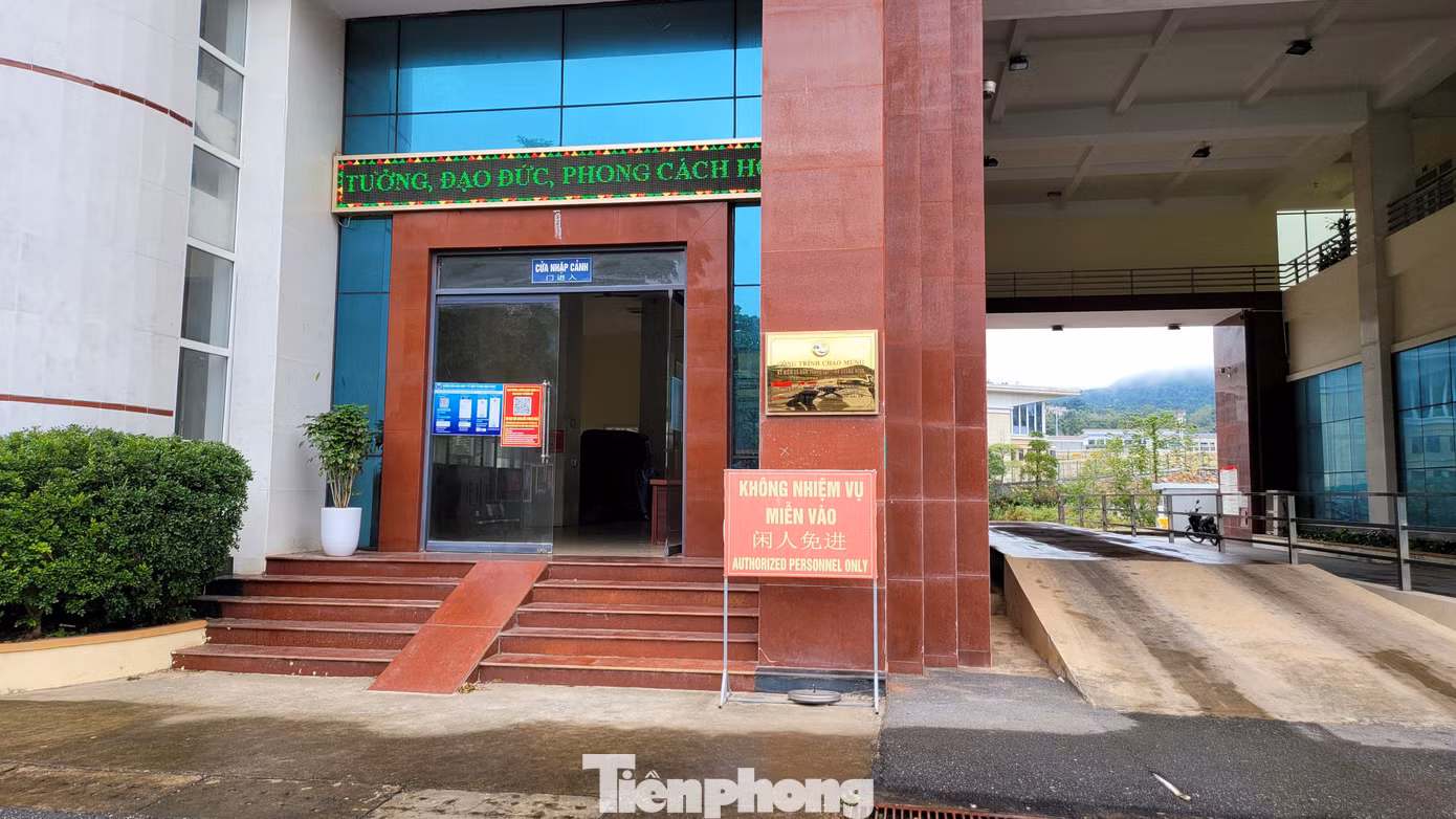 Cửa khẩu cũng không có hoạt động xuất - nhập cảnh nào kể từ khi phía Trung Quốc mở cửa trở lại. Cửa khẩu cũng không có hoạt động xuất - nhập cảnh nào kể từ khi phía Trung Quốc mở cửa trở lại.