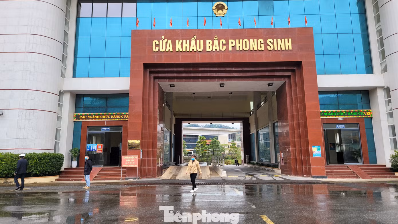 Cửa khẩu Bắc Phong Sinh thuộc huyện Hải Hà, tỉnh Quảng Ninh nối với cửa khẩu Lý Hỏa, Quảng Tây, Trung Quốc. Nhiều ngày nay, cửa khẩu này rơi vào tình trạng vắng vẻ đìu hiu khi không có hàng hóa nhập khẩu. Cửa khẩu Bắc Phong Sinh thuộc huyện Hải Hà, tỉnh Quảng Ninh nối với cửa khẩu Lý Hỏa, Quảng Tây, Trung Quốc. Nhiều ngày nay, cửa khẩu này rơi vào tình trạng vắng vẻ đìu hiu khi không có hàng hóa nhập khẩu.