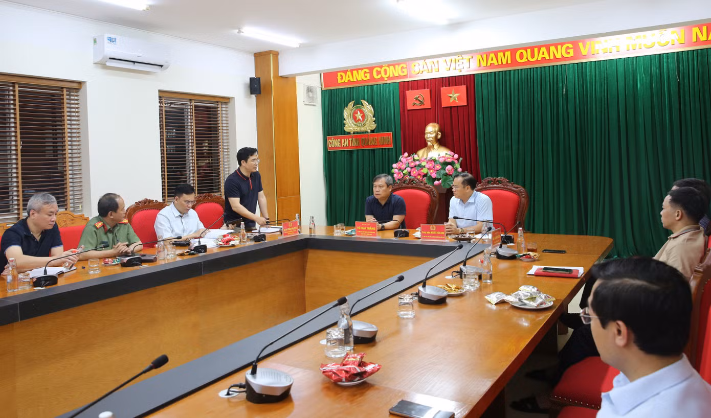 Trung tướng Nguyễn Văn Long, Thứ trưởng Bộ Công an và ông Vũ Đại Thắng - Bí thư Tỉnh ủy trực tiếp chỉ đạo triển khai phương án truy bắt các đối tượng