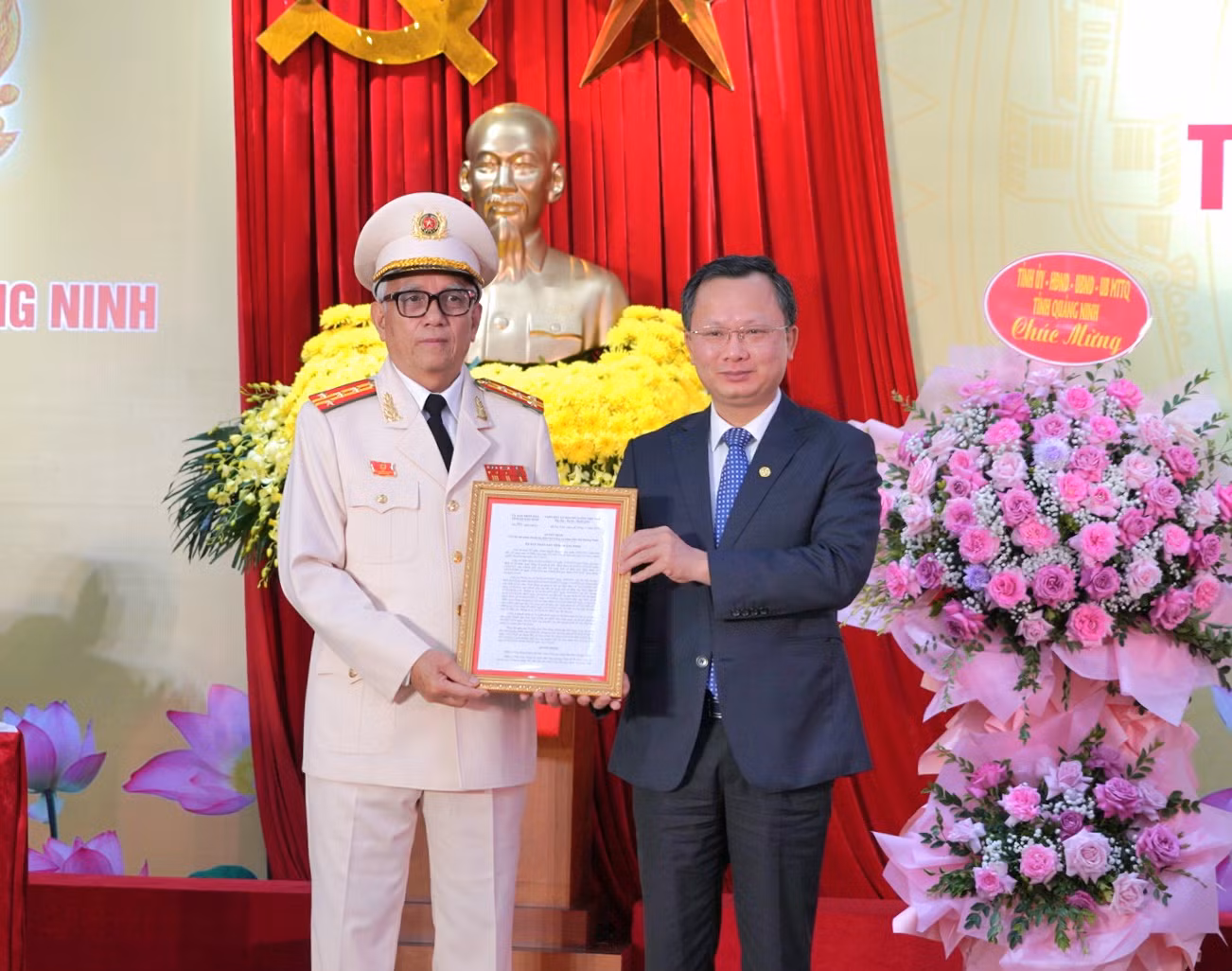 Chủ tịch UBND tỉnh Quảng Ninh Cao Tường Huy trao Quyết định thành lập Hội Cựu CAND tỉnh Quảng Ninh.
