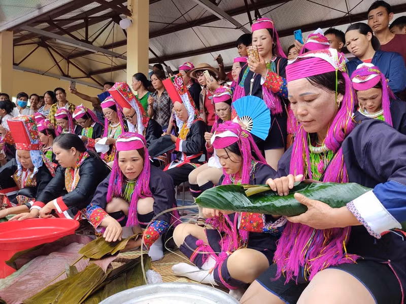 Phụ nữ dân tộc Dao tham gia thi gói bánh và thi thêu trang phục dân tộc tại Lễ hội văn hóa, thể thao dân tộc Dao xã Hà Lâu, huyện Tiên Yên, Quảng Ninh. Phụ nữ dân tộc Dao tham gia thi gói bánh và thi thêu trang phục dân tộc tại Lễ hội văn hóa, thể thao dân tộc Dao xã Hà Lâu, huyện Tiên Yên, Quảng Ninh.