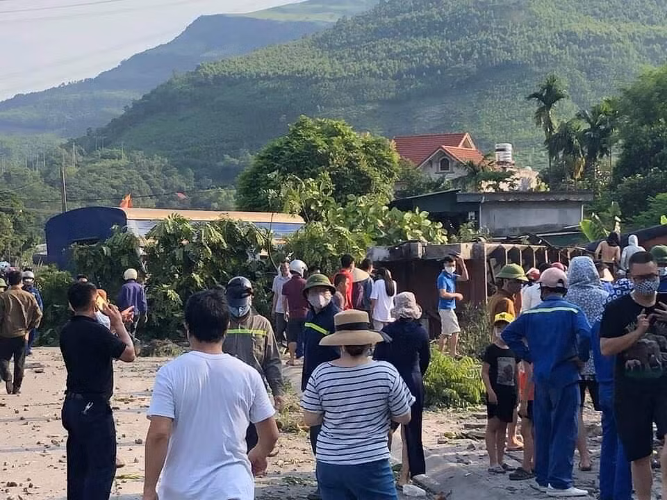 Nhiều người dân chứng kiến vụ việc vẫn chưa hết bàng hoàng