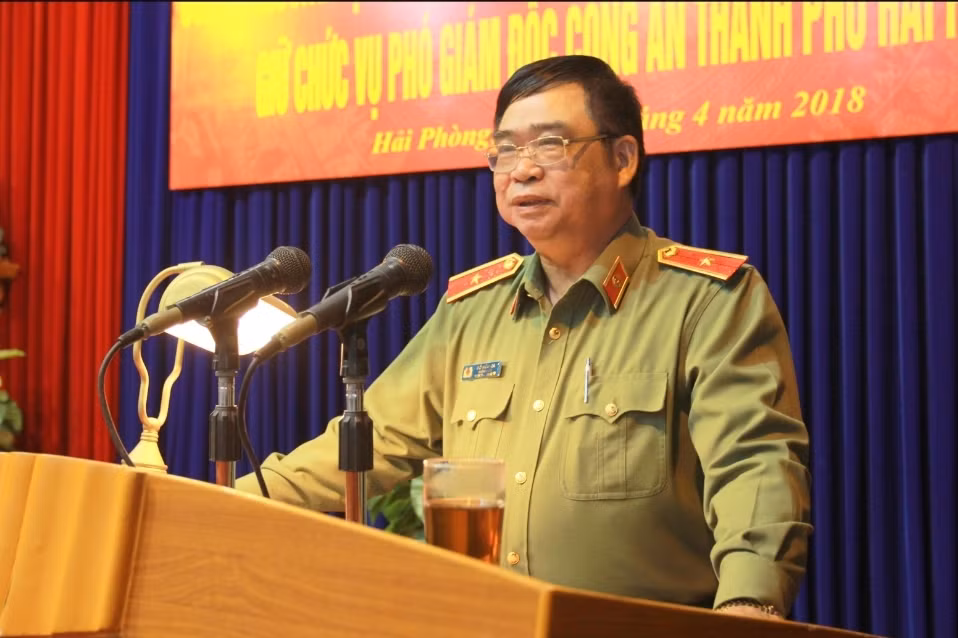 Ông Đỗ Hữu Ca bị tạm giữ để điều tra về hành vi "lừa đảo chiếm đoạt tài sản". Ông Đỗ Hữu Ca bị tạm giữ để điều tra về hành vi "lừa đảo chiếm đoạt tài sản".