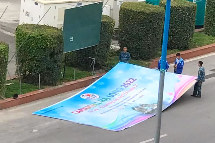 Những biển quảng cáo này vừa được treo lên cách đây ít ngày đã ngay lập tức bị thu hồi không rõ nguyên nhân.