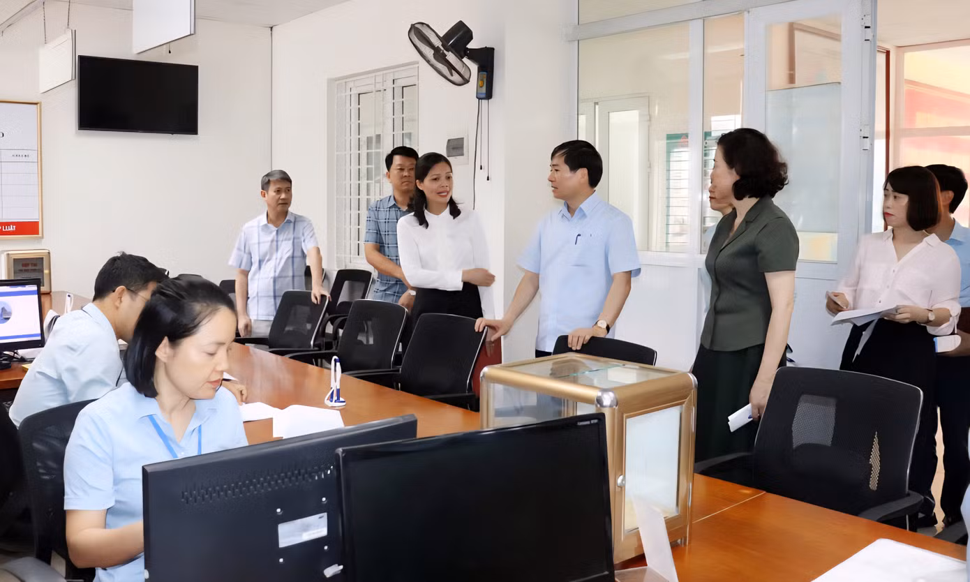 Lãnh đạo tỉnh Quảng Ninh kiểm tra công tác chuẩn bị vận hành mô hình chính quyền địa phương 2 cấp tại phường Hồng Gai, TP Hạ Long. Lãnh đạo tỉnh Quảng Ninh kiểm tra công tác chuẩn bị vận hành mô hình chính quyền địa phương 2 cấp tại phường Hồng Gai, TP Hạ Long.