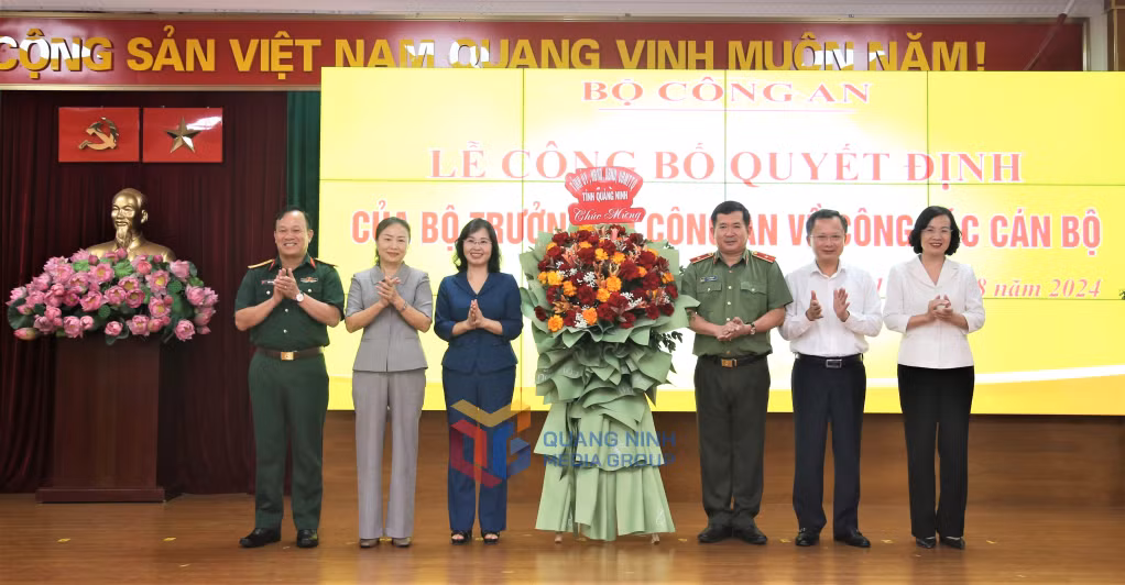 Lãnh đạo tỉnh Quảng Ninh tặng hoa chúc mừng Thiếu tướng Đinh Văn Nơi. Ảnh QMG. Lãnh đạo tỉnh Quảng Ninh tặng hoa chúc mừng Thiếu tướng Đinh Văn Nơi. Ảnh QMG.