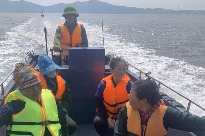 Ngư dân vui mừng vì được cứu hộ kịp thời.